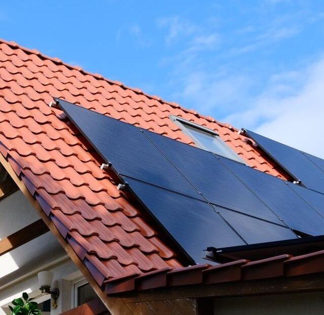 Dach mit Solaranlage