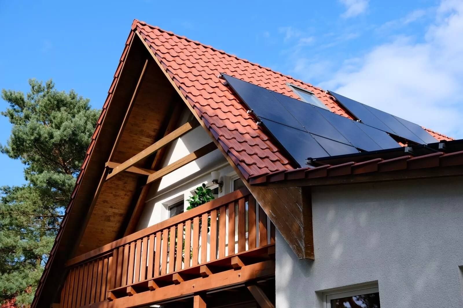 Dach mit Solaranlage