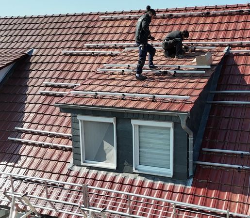 Personen auf dem Dach