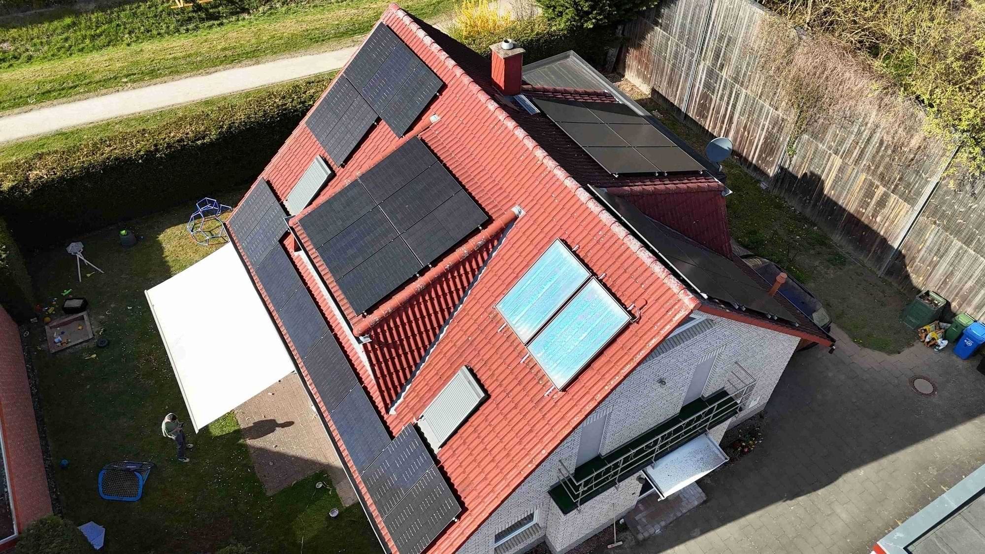 Ein Haus mit Solarpanels auf dem Dach, aus der Vogelperspektive fotografiert
